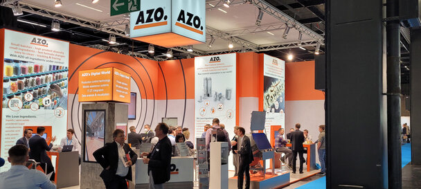 Viele Besucher und Interessenten am AZO Messestand auf der Anuga FoodTec 2022