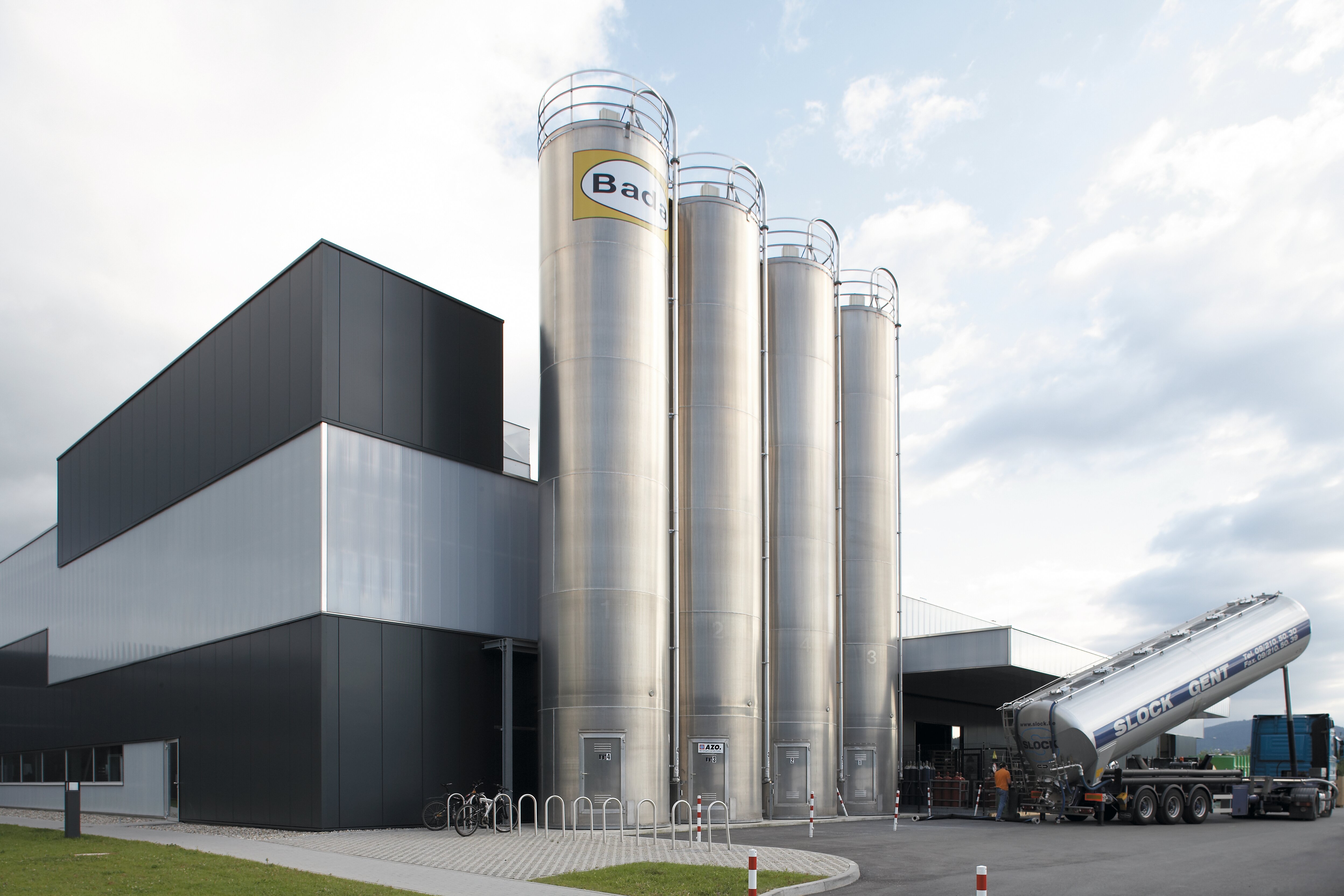 Aluminium outdoor silos