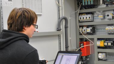 Técnicos de servicio con gabinete de control portátil