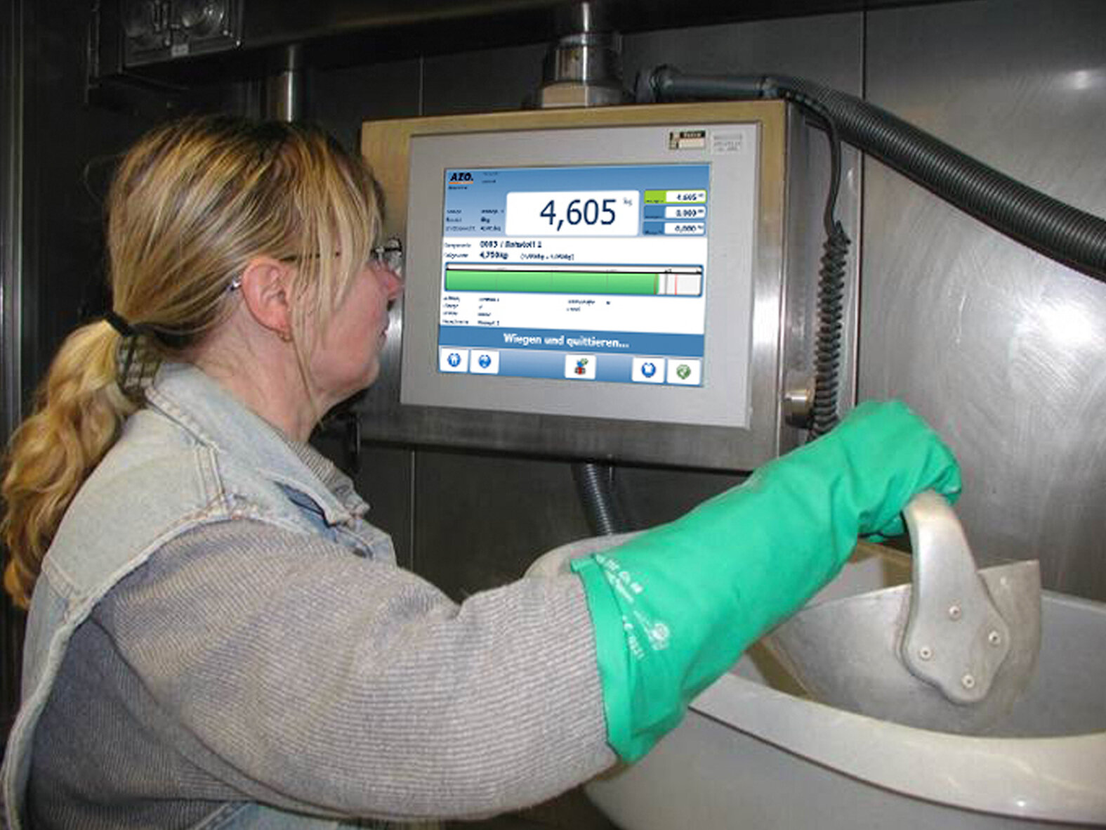 Computer-assisted manual dosing station