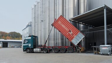 Anlieferung der Rohstoffe in Bulk Containern