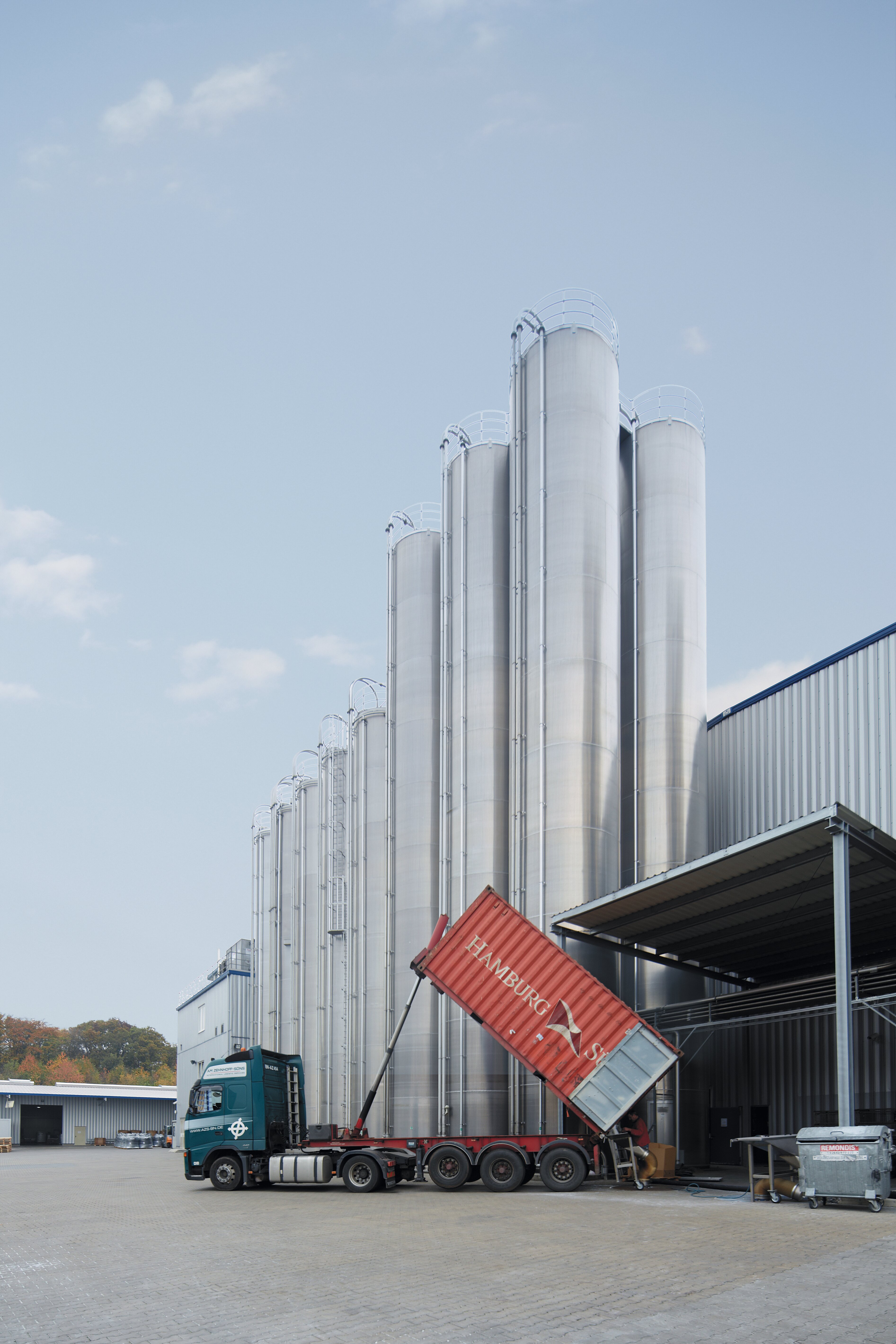 Anlieferung der Rohstoffe in Bulk Containern