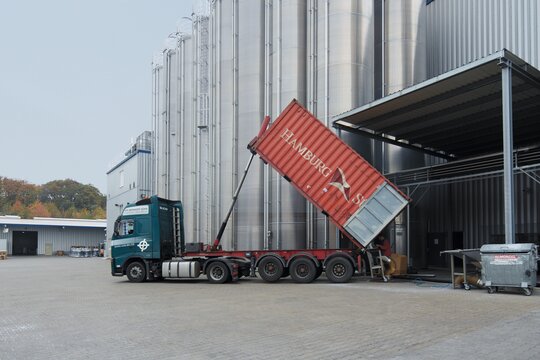 Delivery of raw materials in bulk containers