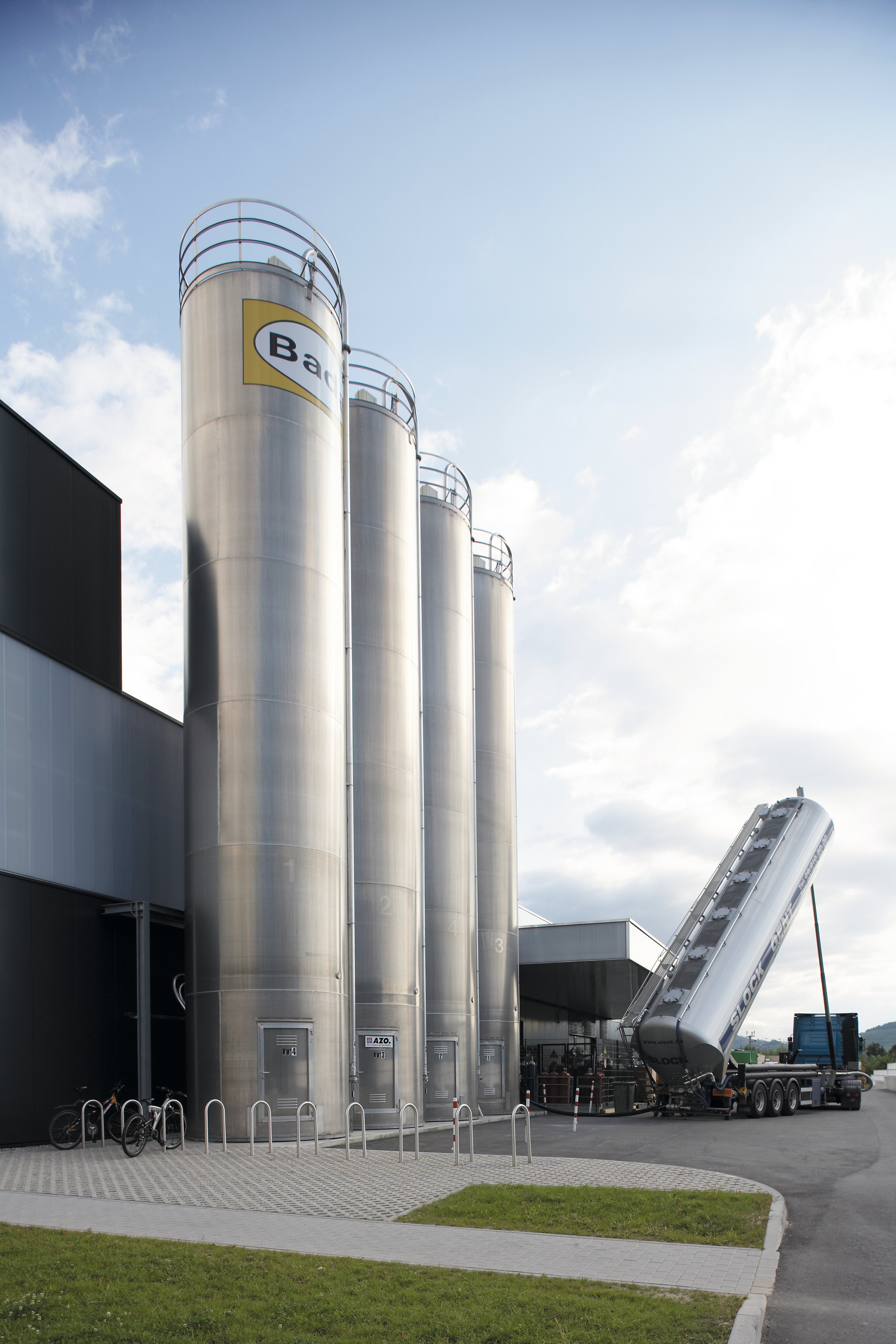 Filling of outdoor silos