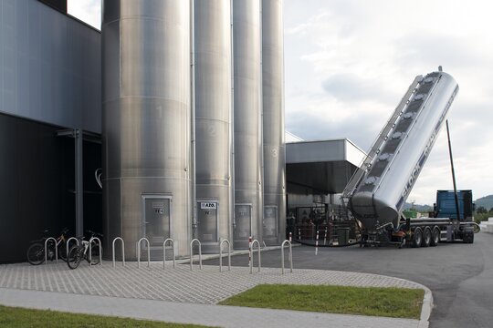 Filling of outdoor silos