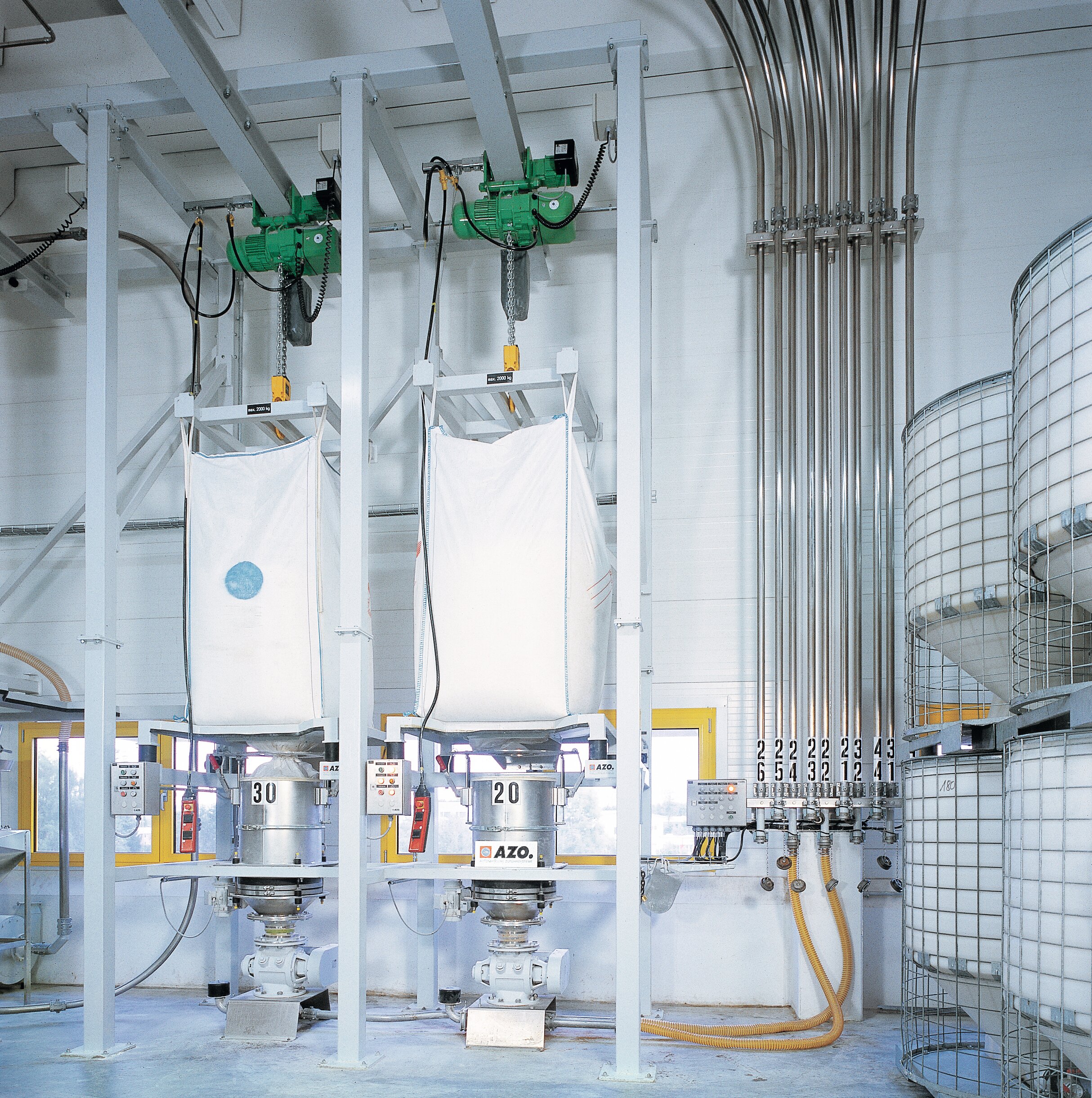 AZO: Horizontal material flow for PVC dryblend