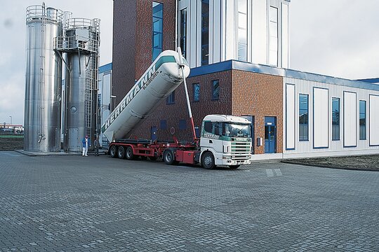 Filling of outdoor silos