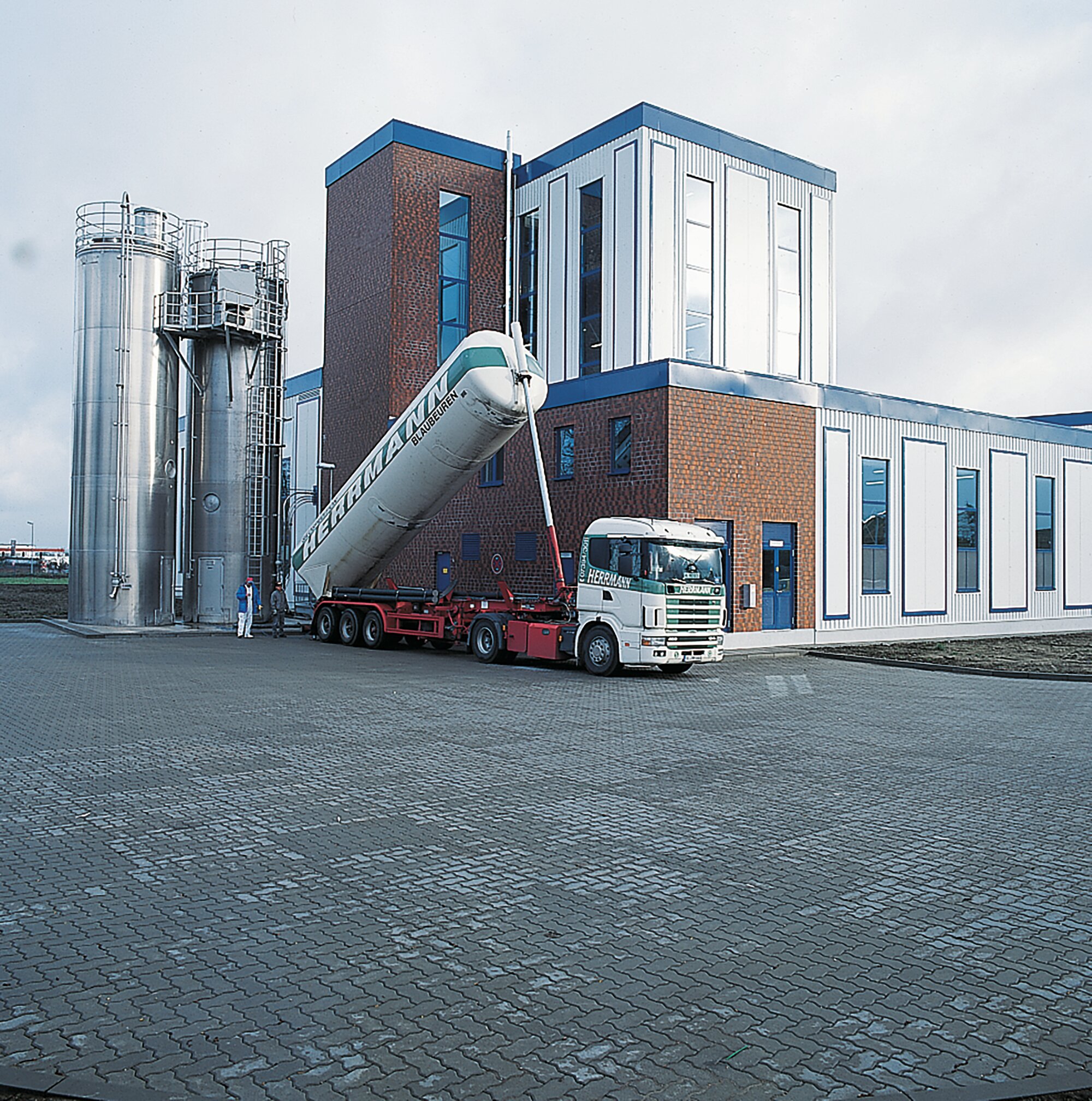 Filling of outdoor silos