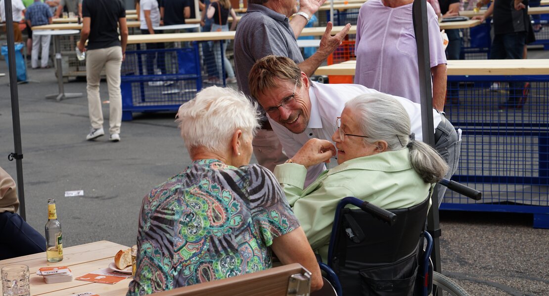 Co-founder Marianne Zimmermann in conversation with Mayor Jürgen Galm