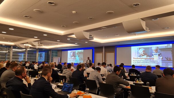 Zahlreiche Besucherinnen und Besucher beim AZO Technologietag