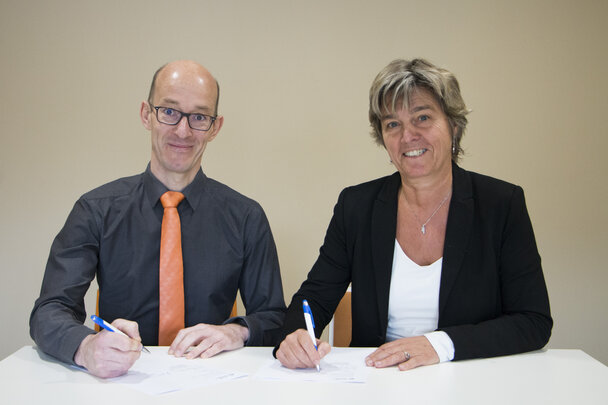 Van Hall Larenstein en AZO Liquids ondertekenden een langdurige samenwerkingsovereenkomst.