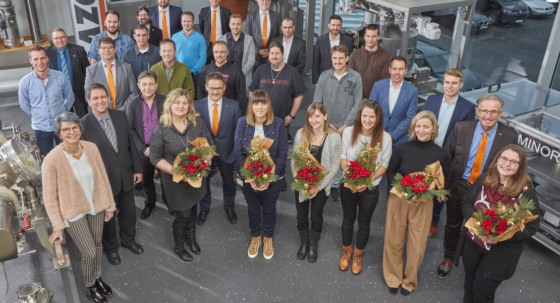 Gruppenfoto der Jubilarfeier für 10 und 25 Jahre AZO